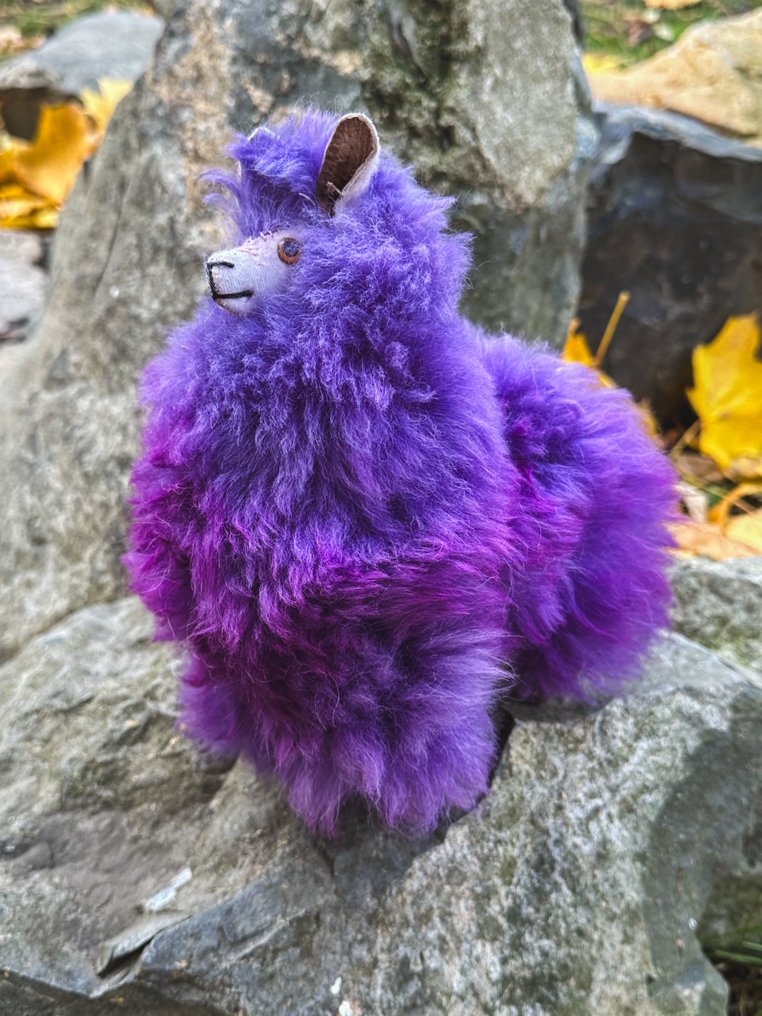 Lama fialová – hračka z vlny alpaky – střední 25 cm
